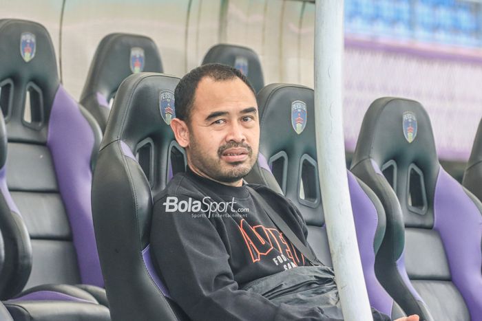 Chief Operating Officer (COO) Borneo FC), Ponaryo Astaman, sedang memantau timnya latihan di Stadion Indomilk Arena, Tangerang, Banten, Selasa (7/2/2023).