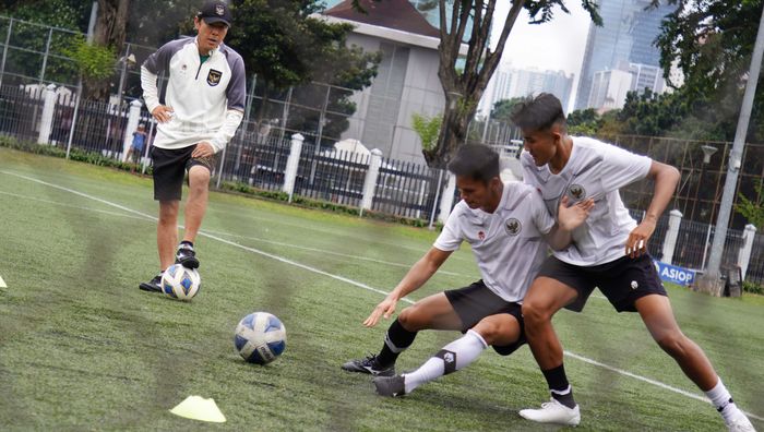 Pelatih Timnas U-20 Indonesia, Shin Tae-Yong memberikan latihan mempertahankan Bola agar membuat lawan sulit untuk merebut Bola dari Para Pemain Timnas U-20 Indonesia