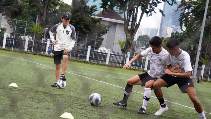 Pelatih Timnas U-20 Indonesia, Shin Tae-Yong memberikan latihan mempertahankan Bola agar membuat lawan sulit untuk merebut Bola dari Para Pemain Timnas U-20 Indonesia pada 8 Februari 2023