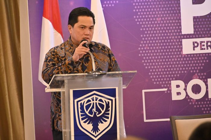 Menteri BUMN Erick Thohir memberikan sambutan pada Rakernas Perbasi di Jakarta, Selasa (7/2/2023).