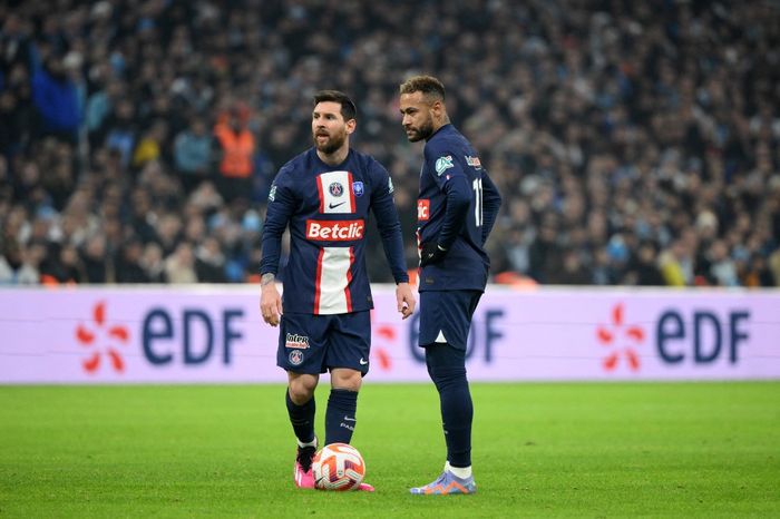 Lionel Messi dan Neymar Junior dalam laga melawan Olympique Marseille di ajang Coupe de France.