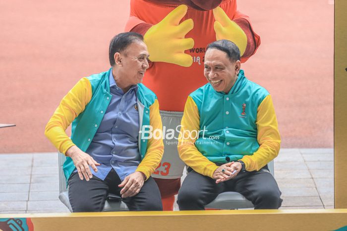 Ketua Umum PSSI, Mochamad Iriawan (kiri), sedang mengobrol dengan Zainudin Amali (kanan) selaku Menteri Pemuda dan Olahraga Republik Indonesia di Stadion Gelora Bung Karno, Senayan, Jakarta, 9 Februari 2023.