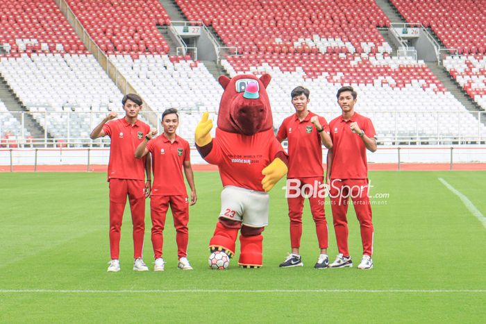 Sejumlah pemain timnas U-20 Indonesia sedang berfoto bersama dengan maskot Piala Dunia U-20 2023 di Stadion Gelora Bung Karno, Senayan, Jakarta, 9 Februari 2023.