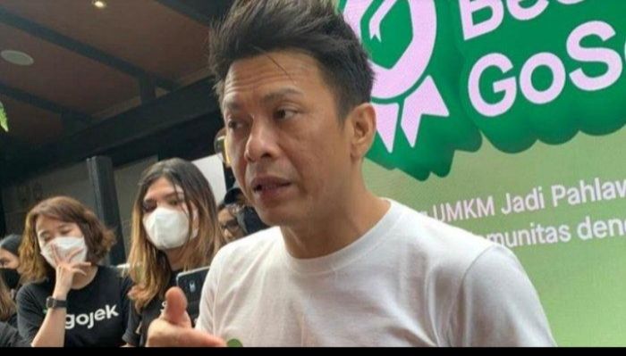Ariel NOAH saat memberi jawaban soal kedekatan dengan Marchella FP saat ditemui di kawasan Pakubuwono, Jakarta Selatan, Kamis (9/2/2023). 