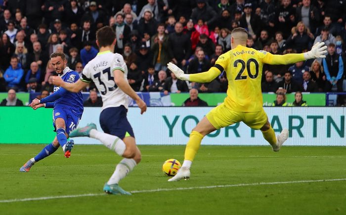 Gelandang Leicester City, James Maddison, mencetak gol ke gawang Tottenham Hotspur pada partai pekan ke-23 Liga Inggris 2022-2023 di King Power Stadium, Sabtu (11/2/2023).