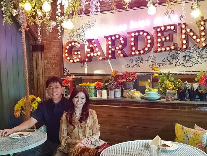 Puspa Dewi bersama suaminya.