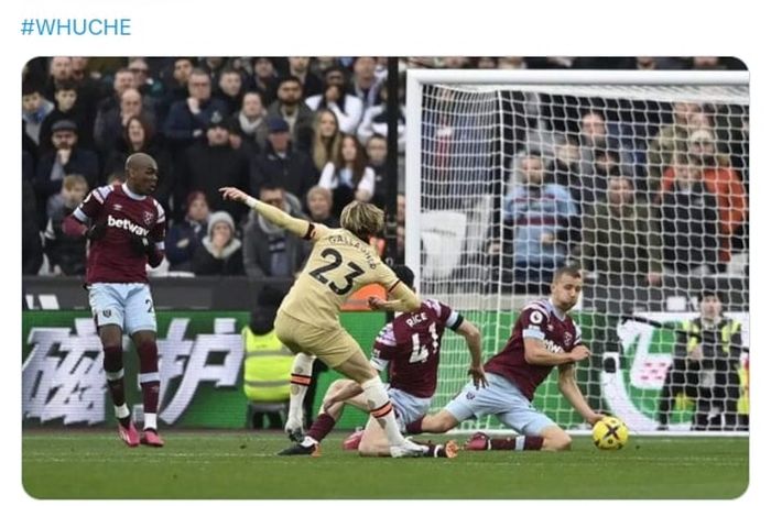 Wasit tak memberikan penalti kepada Chelsea saat bek West Ham, Tomas Soucek, menyentuh bola di kotak terlarang dalam duel Liga Inggris di London Stadium (11/2/2023).