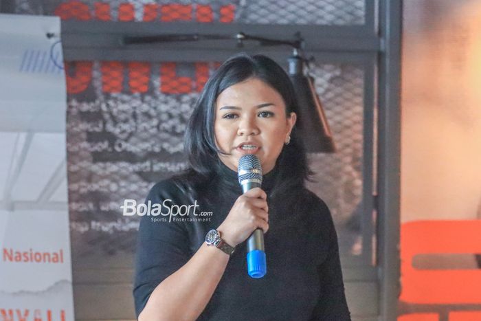 Direktur Utama PT Polana Bola Madura Bersatu (PBMB), Annisa Zhafarina Qosasi, saat memberikan keterangan kepada awak media di kawasan Senayan, Jakarta, Senin (13/2/2023).