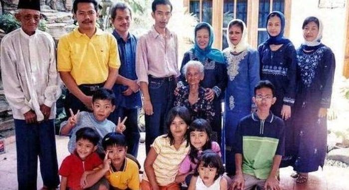 HEBOH Foto Jadul Keluarga Jokowi, Potret Masa Kecil Kaesang Pangarep ...