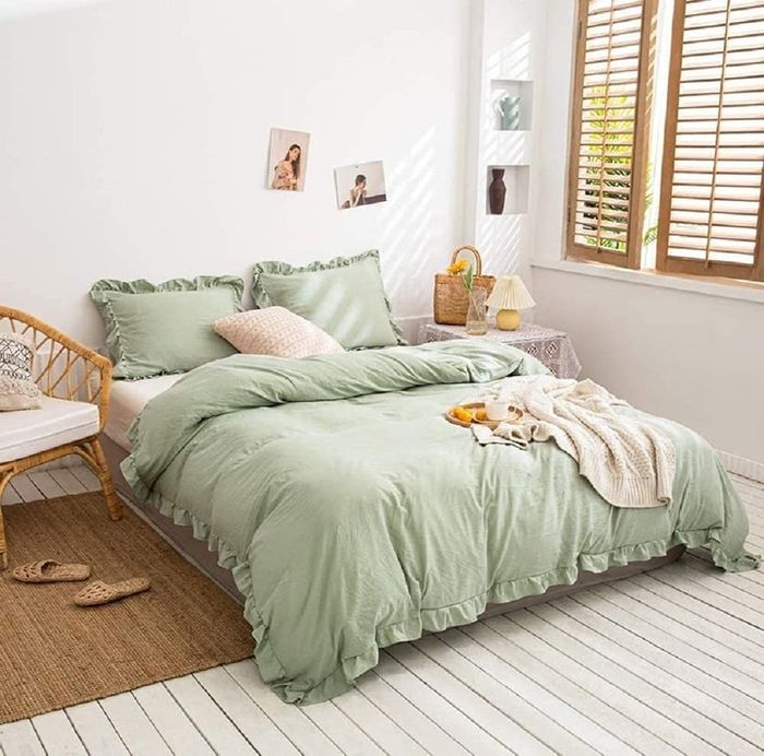 Mix and Match Bed Cover Warna Hijau Sage di Kamar Tidur Minimalis