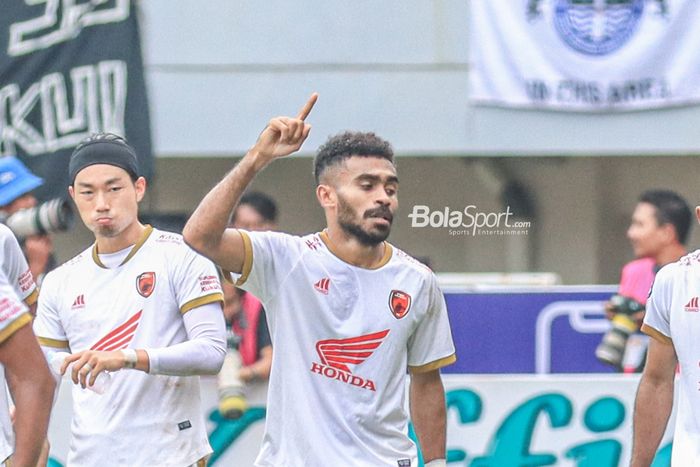 Bek sayap kiri PSM Makassar, Yance Sayuri (kanan), sedang melakukan selebrasi seusai mencetak gol dalam laga pekan ke-24 Liga 1 2022 di Stadion Pakansari, Bogor, Jawa Barat, Selasa (14/2/2023).