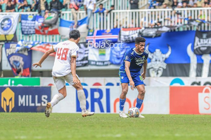 Gelandang Persib Bandung, Ricky Kambuaya (kanan), sedang menguasai bola saat bertanding dalam laga pekan ke-24 Liga 1 2022 di Stadion Pakansari, Bogor, Jawa Barat, Selasa (14/2/2023).