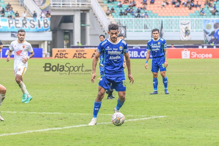 Gelandang Persib Bandung, Ricky Kambuaya, sedang menguasai bola dalam laga pekan ke-24 Liga 1 2022 di Stadion Pakansari, Bogor, Jawa Barat, Selasa (14/2/2023).