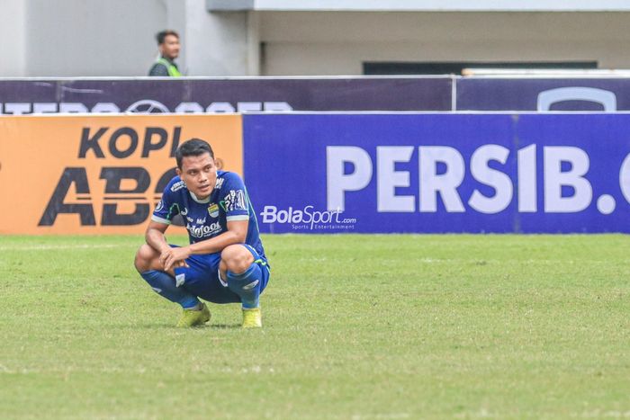 Gelandang Persib Bandung, Dedi Kusnandar, sedang merunduk istirahat seusai timnya kalah seusai laga pekan ke-24 Liga 1 2022 di Stadion Pakansari, Bogor, Jawa Barat, Selasa (14/2/2023).