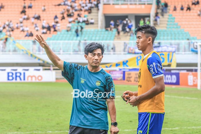 Bek Persib Bandung, Kakang Rudianto (kanan), sedang mendapatkan menu latihan tambahan seusai laga pekan ke-24 Liga 1 2022 di Stadion Pakansari, Bogor, Jawa Barat, Selasa (14/2/2023).