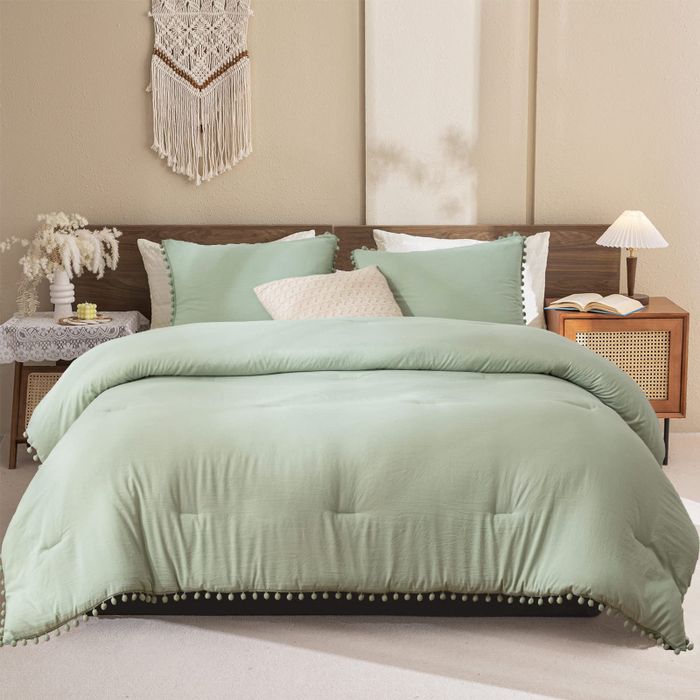 Mix and Match Bed Cover Warna Hijau Sage di Kamar Tidur Minimalis