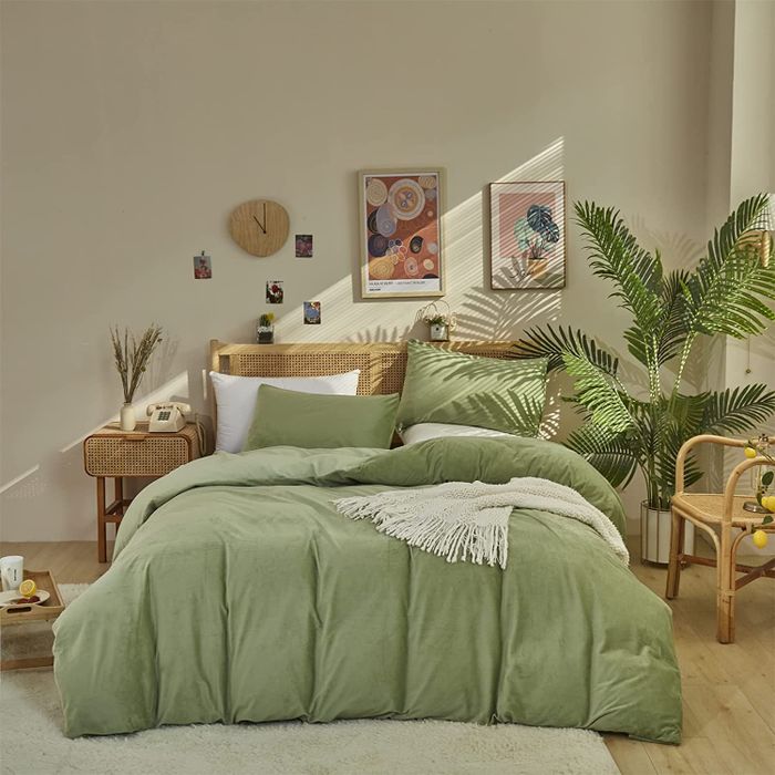 Mix and Match Bed Cover Warna Hijau Sage di Kamar Tidur Minimalis