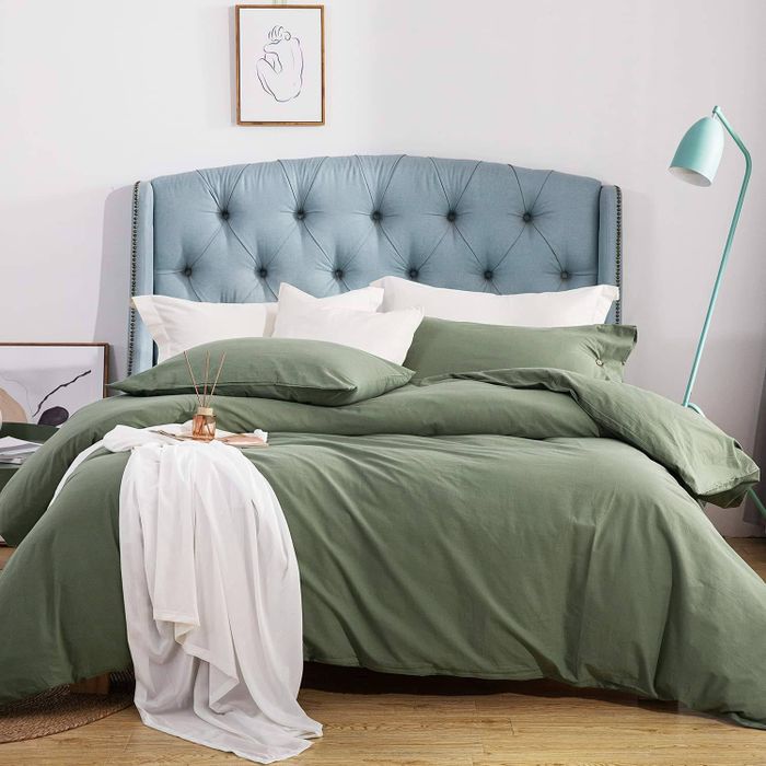 Mix and Match Bed Cover Warna Hijau Sage di Kamar Tidur Minimalis