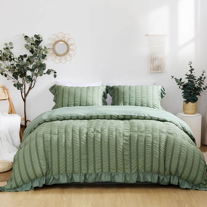 Mix and Match Bed Cover Warna Hijau Sage di Kamar Tidur Minimalis