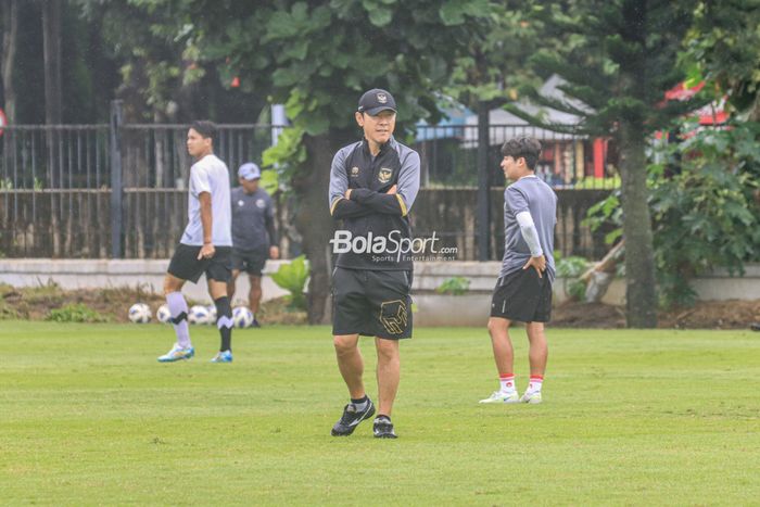 Pelatih timnas U-20 Indonesia, Shin Tae-yong, sedang memantau para pemainnya berlatih di Lapangan A, Senayan, Jakarta, 15 Februari 2023.