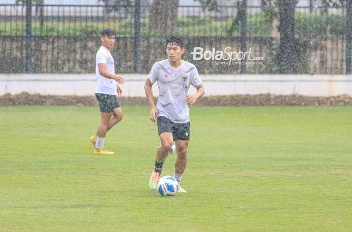 Pemain Persib Bandung, Ferdiansyah Cecep Surya, sedang berlatih bersama Timnas Indonesia U-20 di Lapangan A, Senayan, Jakarta, 15 Februari 2023.