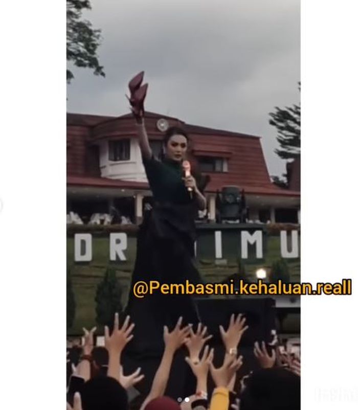 Krisdayanti bagi-bagi sepatu