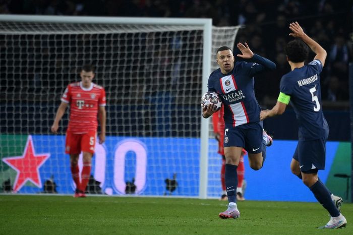 Striker Paris Saint-Germain, Kylian Mbappe, merayakan gol ke gawang Bayern Muenchen dalam laga leg pertama babak 16 besar Liga Champions di Stadion Parc des Princes, Selasa (14/2/2023).