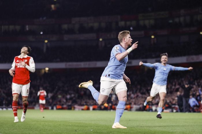 Gelandang Manchester City, Kevin De Bruyne, berselebrasi usai mencetak gol ke gawang Arsenal pada laga tunda pekan ke-12 Liga Inggris 2022-2023 di Emirates Stadium, Rabu (15/2/2023).