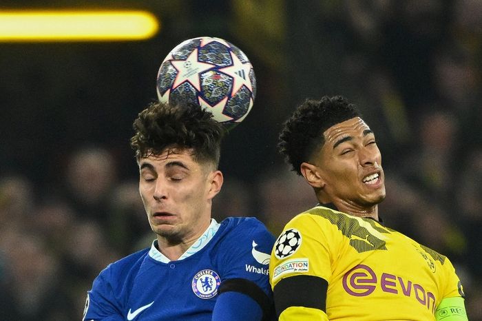 Kai Havertz (kiri) dan Jude Bellingham berebut bola dalam duel Borussia Dortmund vs Chelsea di Liga Champions (15/2/2023).