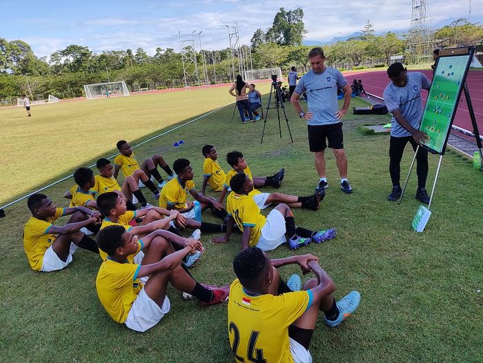 Suasana latihan anak-anak Papua Football Academy di Mimika Sport Complex, Kamis (9/2/2023).