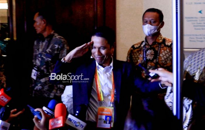 Rekaman saat Yunus Nusi memberikan salam hormat seusai mundur menjadi wakil ketua PSSI di Hotel Sangri-La, Jakara, 16 Februari 2023.