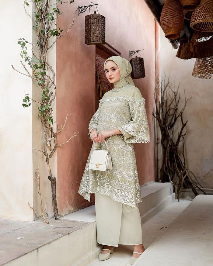 5 Inspirasi Outfit Kondangan Hijab Warna Hijau yang Adem dan Elegan