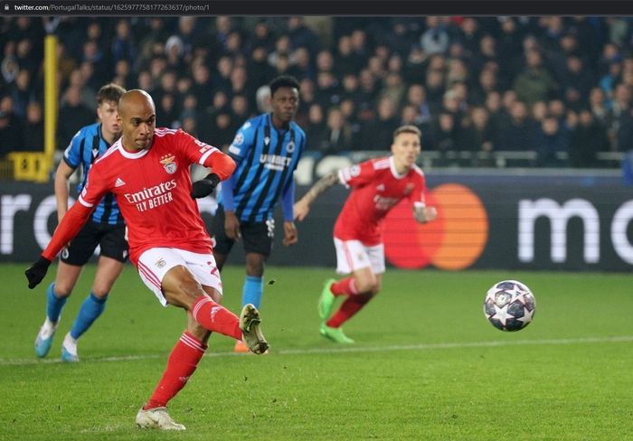 Gelandang Benfica, Joao Mario, mencetak gol penalti ke gawang Club Brugge, pada partai leg pertama babak 16 besar Liga Champions 2022-2023 di Jan Breydel Stadium, Rabu (15/2/2023).