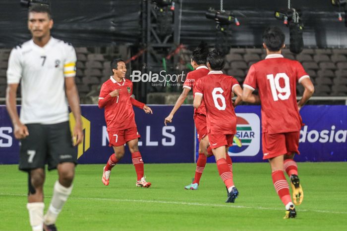 Pemain timnas U-20 Indonesia, Resa Aditya Nugraha (kiri), sedang melakukan selebrasi seusai mencetak gol dalam pertandingan turnamen Mini Internasional di Stadion Gelora Bung Karno, Senayan, Jakarta, Jumat (17/2/2023).