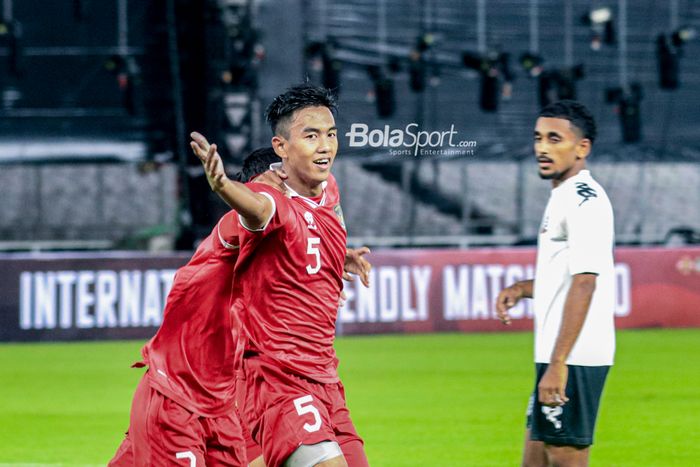 Bek timnas U-20 Indonesia, Kakang Rudianto, sedang melakukan selebrasi seusai mencetak gol dalam pertandingan turnamen Mini Internasional di Stadion Gelora Bung Karno, Senayan, Jakarta, Jumat (17/2/2023).
