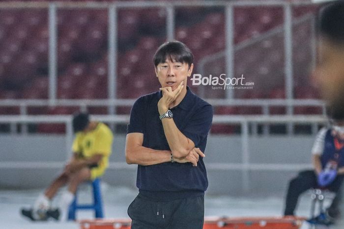 Pelatih timnas U-20 Indonesia, Shin Tae-yong, sedang memantau para pemainnya bertanding dalam laga turnamen Mini Internasional di Stadion Gelora Bung Karno, Senayan, Jakarta, Jumat (17/2/2023).