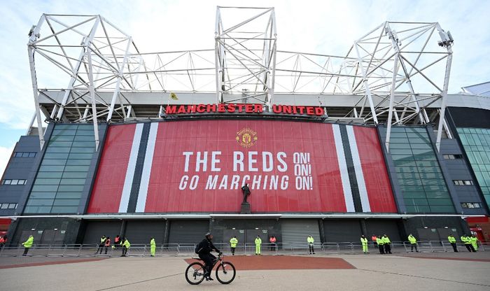 Investor Qatar dan Sir Jim Ratcliffe mengajukan proposal resmi untuk membeli Manchester United yang tenggatnya jatuh pada Jumat (17/2/2023) pukul 22.00 malam waktu setempat.