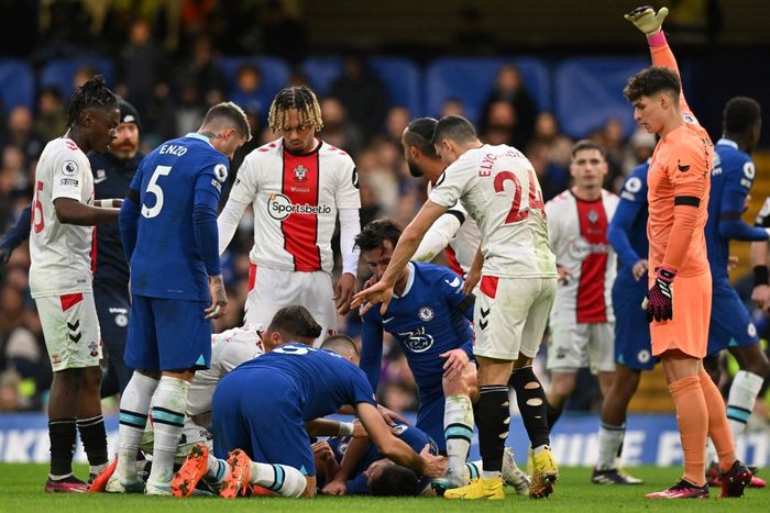 Kapten Chelsea, Cesar Azpilicueta, terkapar di lapangan setelah mengalami benturan dengan penyerang Southampton, Sekou Mara, dalam matchday 24 Liga Inggris 2022-2023 di Stadion Stamford Bridge, Sabtu (18/2/2023).