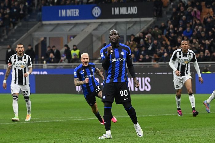 Penyerang Inter Milan,  Romelu Lukaku (90) merayakan gol pertama timnya selama pertandingan sepak bola Liga Italia  2022-2023 antara Inter Milan vs Udinese Calcio pada 19 Februari 2023.
