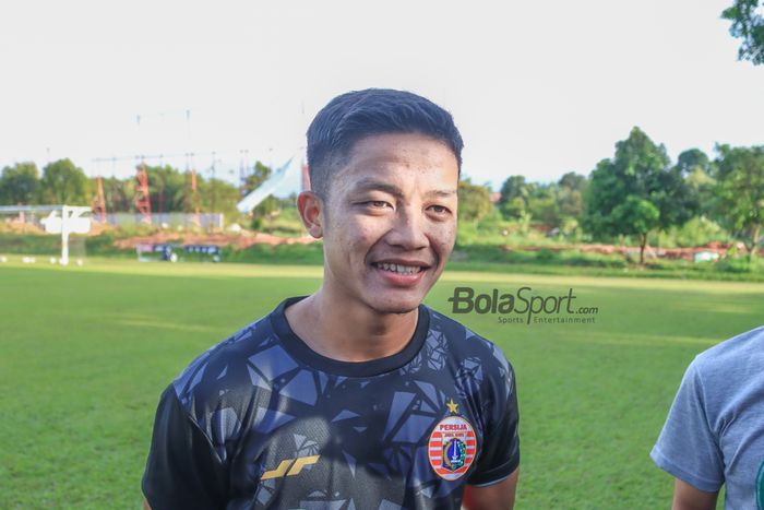 Bek sayap kiri Persija Jakarta, Ilham Rio Fahmi, memberikan senyuman saat ditemui awak media di Lapangan Nirwana Park, Sawangan, Jawa Barat, Senin (20/2/2023) sore.