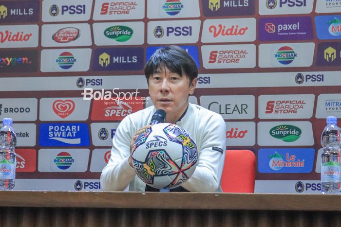 Pelatih timnas U-20 Indonesia, Shin Tae-yong, sedang memberikan keterangan kepada awak media dalam sesi jumpa pers setelah laga Turnamen Mini Internasional di Stadion Gelora Bung Karno, Senayan, Jakarta, Selasa (21/2/2023) malam.