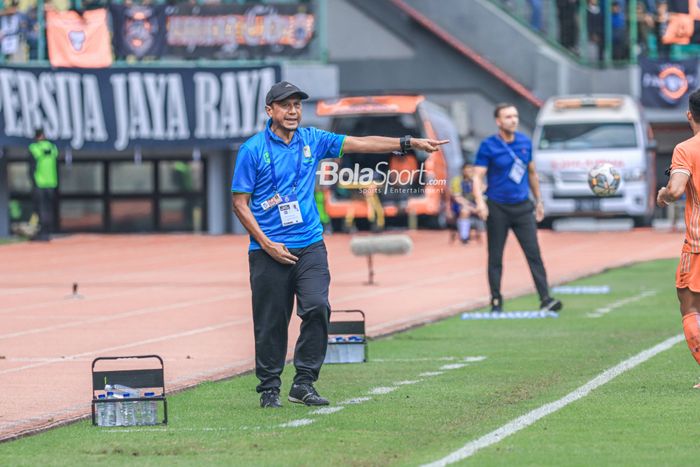 Pelatih Barito Putera, Rahmad Darmawan (kiri), sedang memberikan intruksi kepada para pemainnya dalam laga pekan ke-26 Liga 1 2022 di Stadion Patriot Candrabhaga, Bekasi, Jawa Barat, Rabu (22/2/2023).