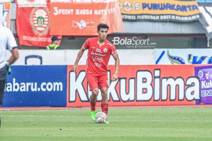 Gelandang Persija Jakarta, Hanif Sjahbandi, sedang menguasai bola saat bertanding dalam laga pekan ke-26 Liga 1 2022 di Stadion Patriot Candrabhaga, Bekasi, Jawa Barat, Rabu (22/2/2023).