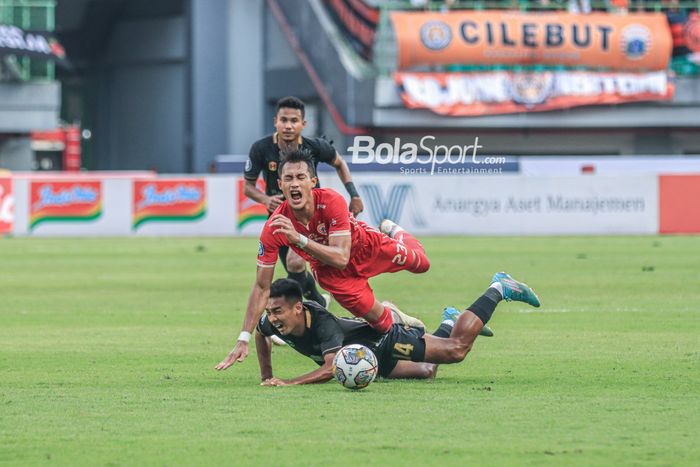 Bek Barito Putera, Nazar Nurzaidin (bawah), menjegal pemain Persija Jakarta bernama Hansamu Yama Pranata (atas) dalam laga pekan ke-26 Liga 1 2022 di Stadion Patriot Candrabhaga, Bekasi, Jawa Barat, Rabu (22/2/2023) siang.
