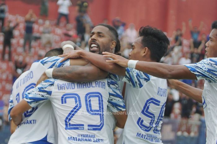 Para pemain PSIS Semarang merayakan gol ke gawang Persik Kediri dalam lanjutan Liga 1 2022/2023.