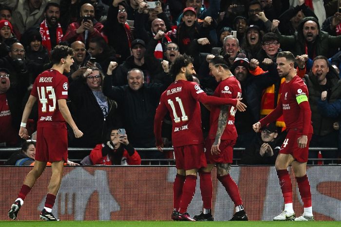 Striker Liverpool, Darwin Nunez (kedua dari kanan), merayakan gol ke gawang Real Madrid dalam laga leg pertama babak 16 besar Liga Champions di Stadion Anfield, Selasa (21/2/2023).