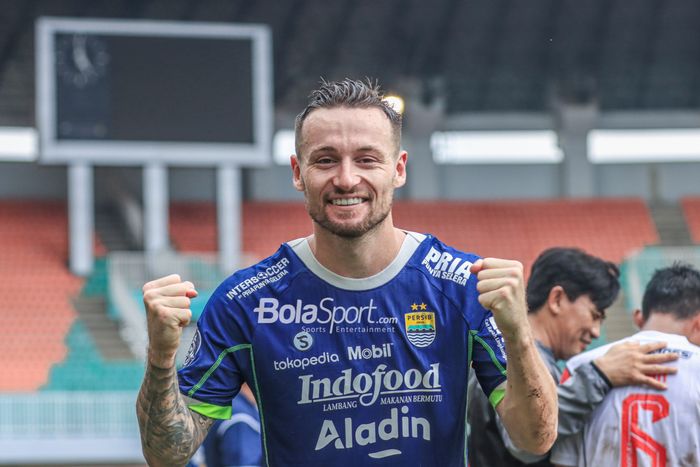 Gelandang Persib Bandung, Marc Klok, sedang melakukan selebrasi seusai mencetak gol dan membawa timnya menang dalam laga pekan ke-26 Liga 1 2022 di Stadion Pakansari, Bogor, Jawa Barat, Kamis (23/2/2023).