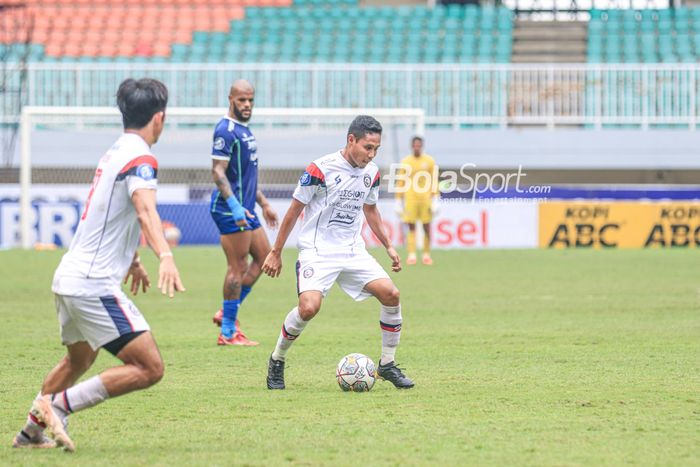 Gelandang Arema FC, Evan Dimas (tengah), sedang menguasai bola saat bertanding dalam laga pekan ke-26 Liga 1 2022 di Stadion Pakansari, Bogor, Jawa Barat, Kamis (23/2/2023).