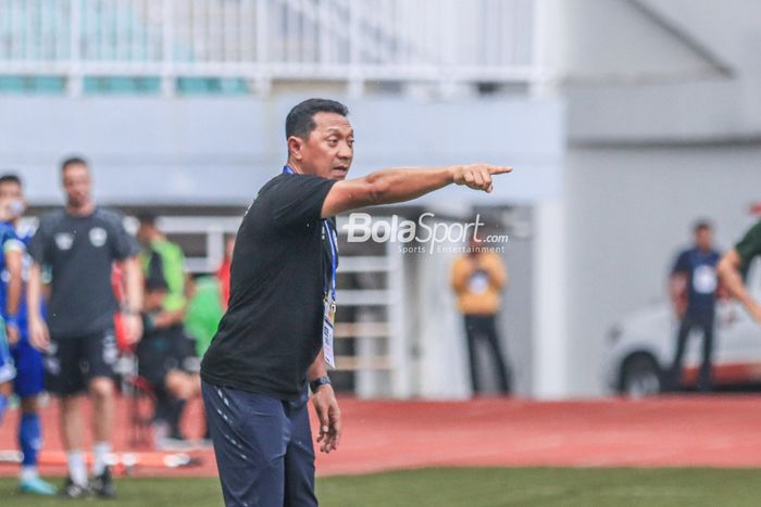 Pelatih Arema FC, I Putu Gede Dwi Santoso, sedang memberikan intruksi kepada para pemainnya dalam laga pekan ke-26 Liga 1 2022 di Stadion Pakansari, Bogor, Jawa Barat, Kamis (23/2/2023).