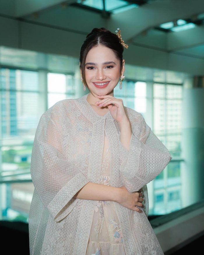 Detail looks Syifa Hadju dalam gala premier film terbarunya.